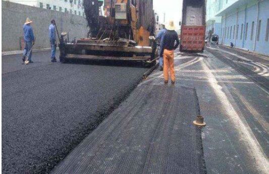 土工格柵鋪設(shè)注意事項