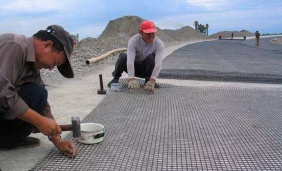 土工格柵如何保證鋪設(shè)時的質(zhì)量